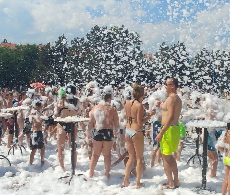 Zeničani uživali na bazenima uz DJ-a i pjena party