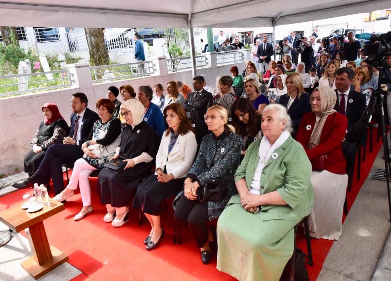 Emine Erdoan u društvu gradonačelnika, direktorice Zavoda, supruge Džaferovića kao i Munire Subašić, jedne od majki Srebrenice - Avaz