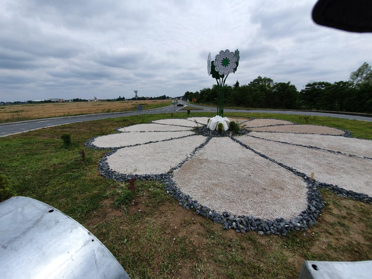 Na Koridoru 5C Svilaj – Odžak, postavljen cvijet Srebrenice, visok 5 metara