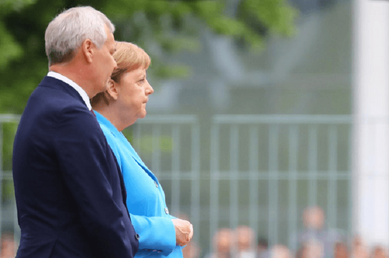 Merkel se danas ponovo neprirodno tresla