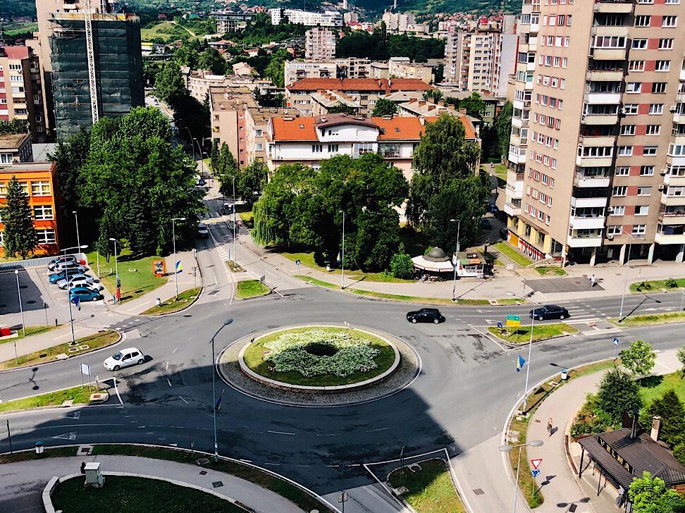 Obilježavanje 11. jula: Kružni tok u obliku velikog “Cvijeta Srebrenice”