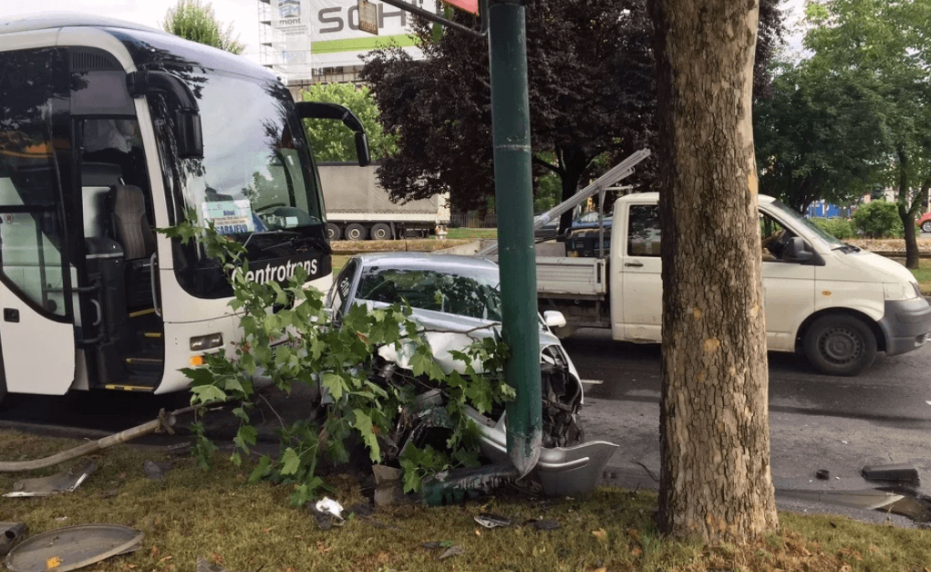 Udes u Nedžarićima: Autobus udario u Polo