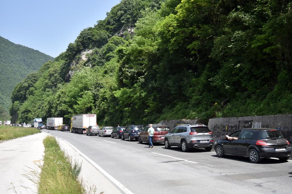 Promet vozila i autobusa pojačan na svim putevima koji vode prema Srebrenici