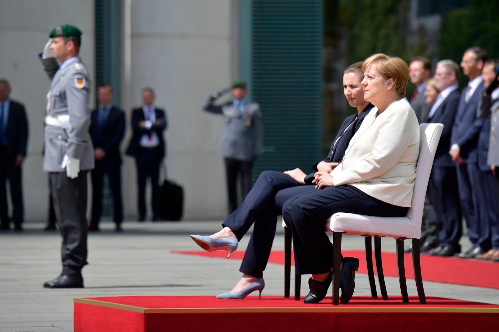 Merkel sjedila tokom intoniranja himni