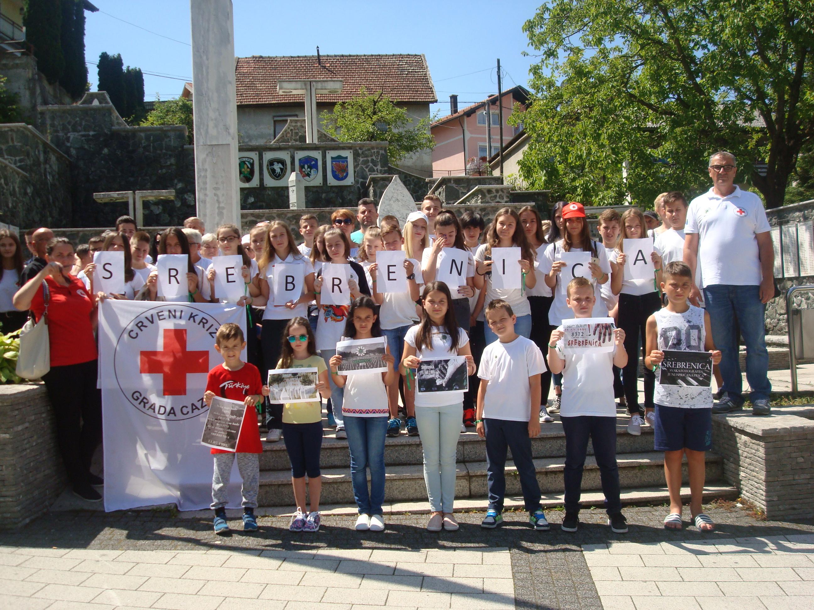 Učesnici Marša mira na Šehidskom obilježju u Cazinu - Avaz