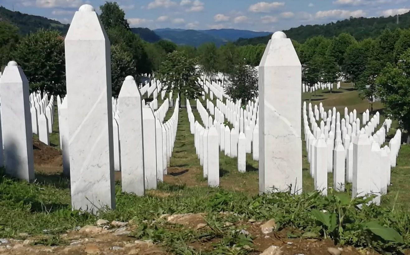 Muk i tišina nad mezarjem u Potočarima - Avaz