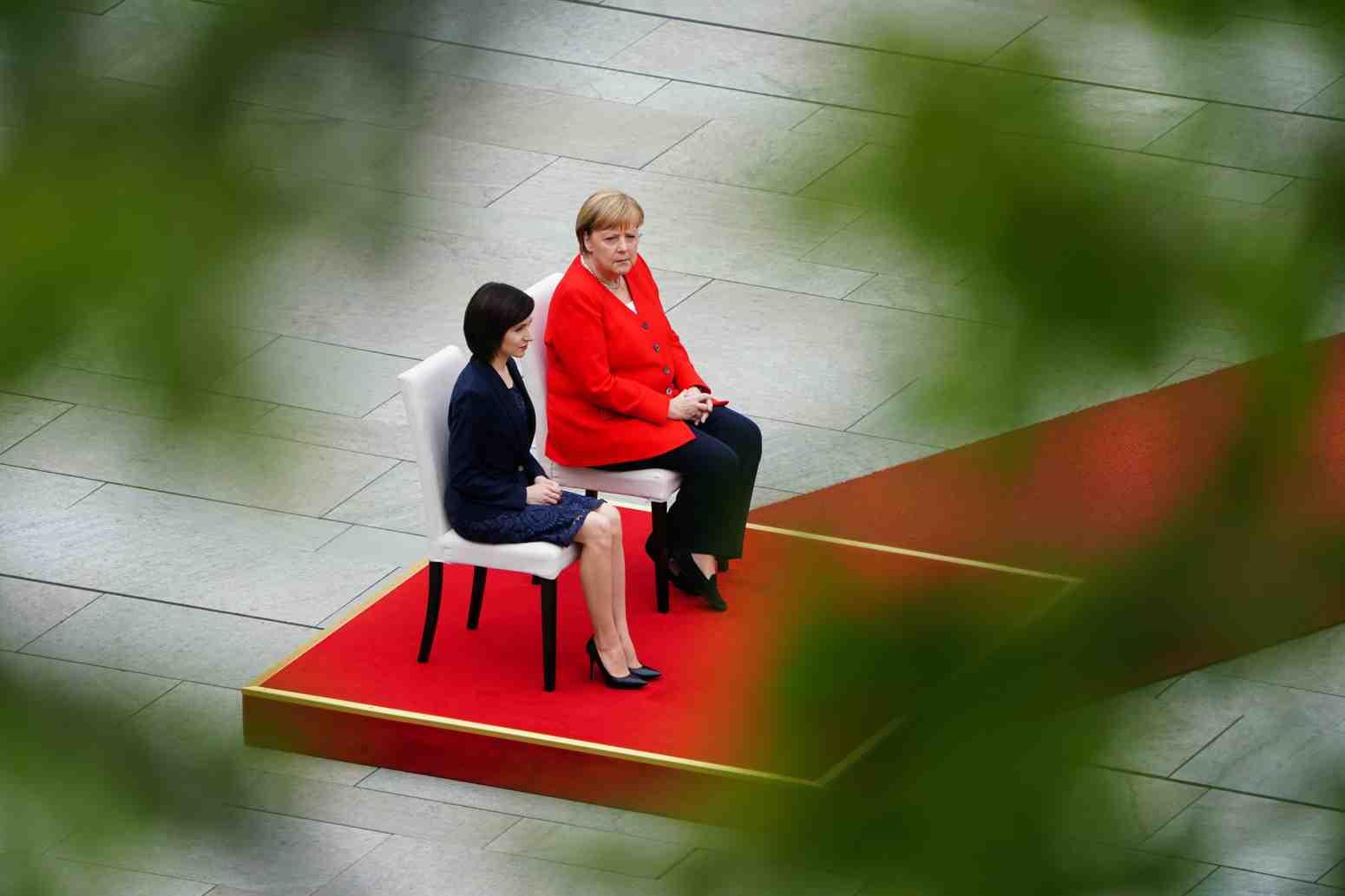 Merkel ponovo sjedila tokom intoniranja himni