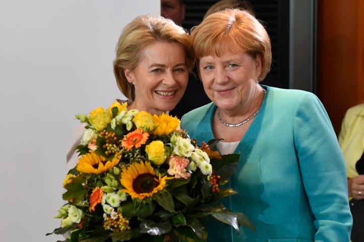 Slavljenička atmosfera: Merkel predsjedava sjednicom vlade na svoj 65. rođendan