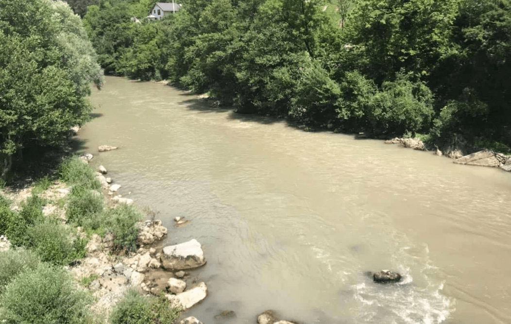 Šta rade ovi ljudi: U jeku turističke sezone zamutili kristalno čistu Neretvu