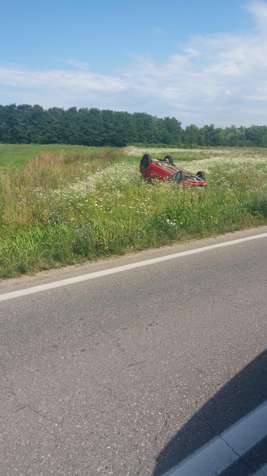 Opelom sletio s ceste i prevrnuo se na krov: Poginula 82-godišnja starica