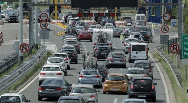 Za nepoštivanje rastojanja između vozila predviđena kazna od 270 eura - Avaz