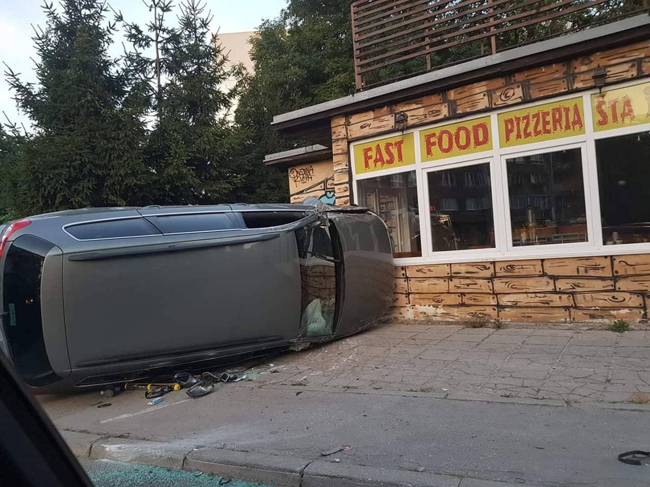 Automobil na Kovačićima udario u semafor i završio na boku