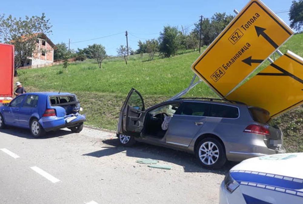 Passatom se zakucao u parkirana vozila, od siline udara jedan automobil sletio u dvorište kuće