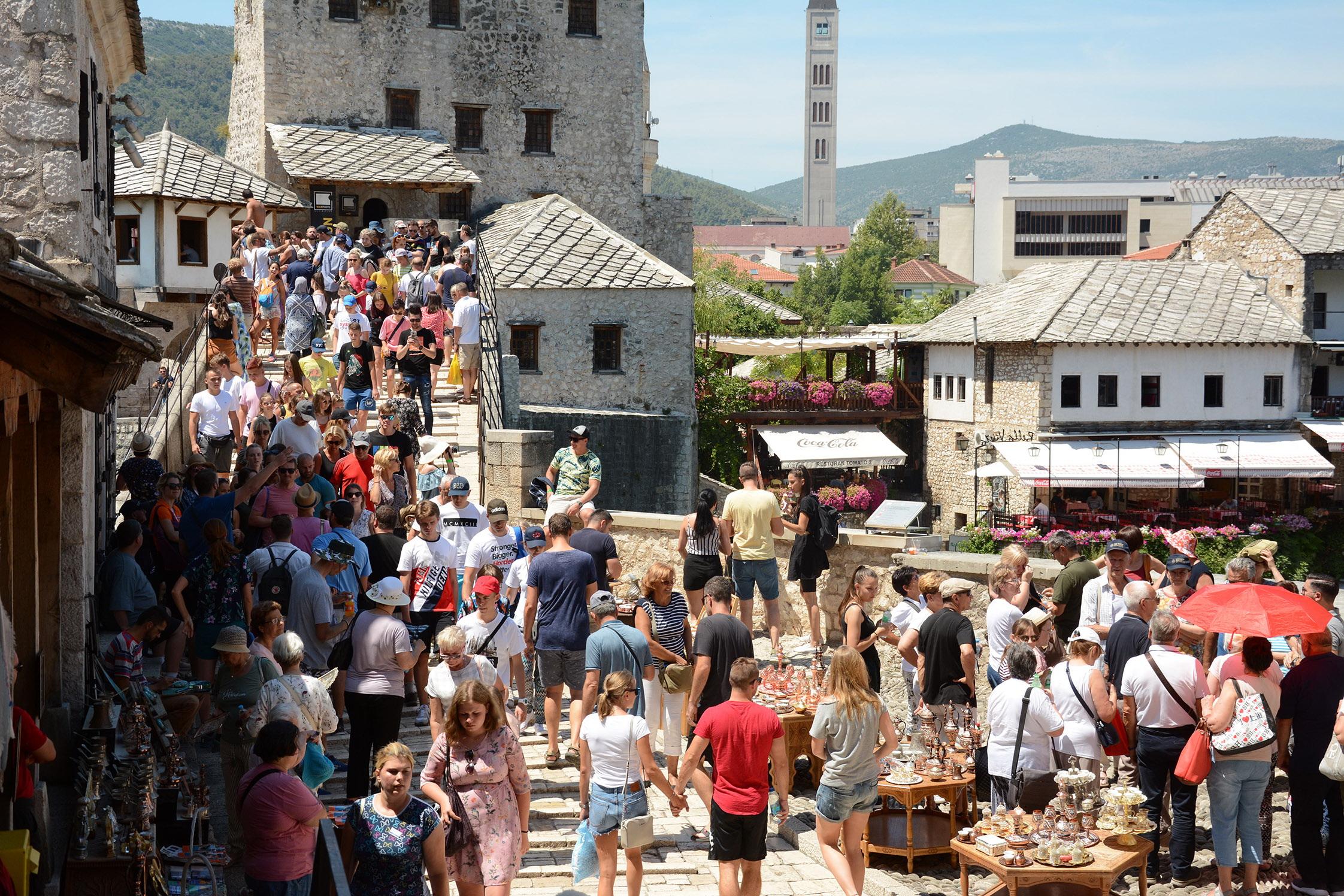 Stari most: Roba se neće smjeti kačiti na tende - Avaz