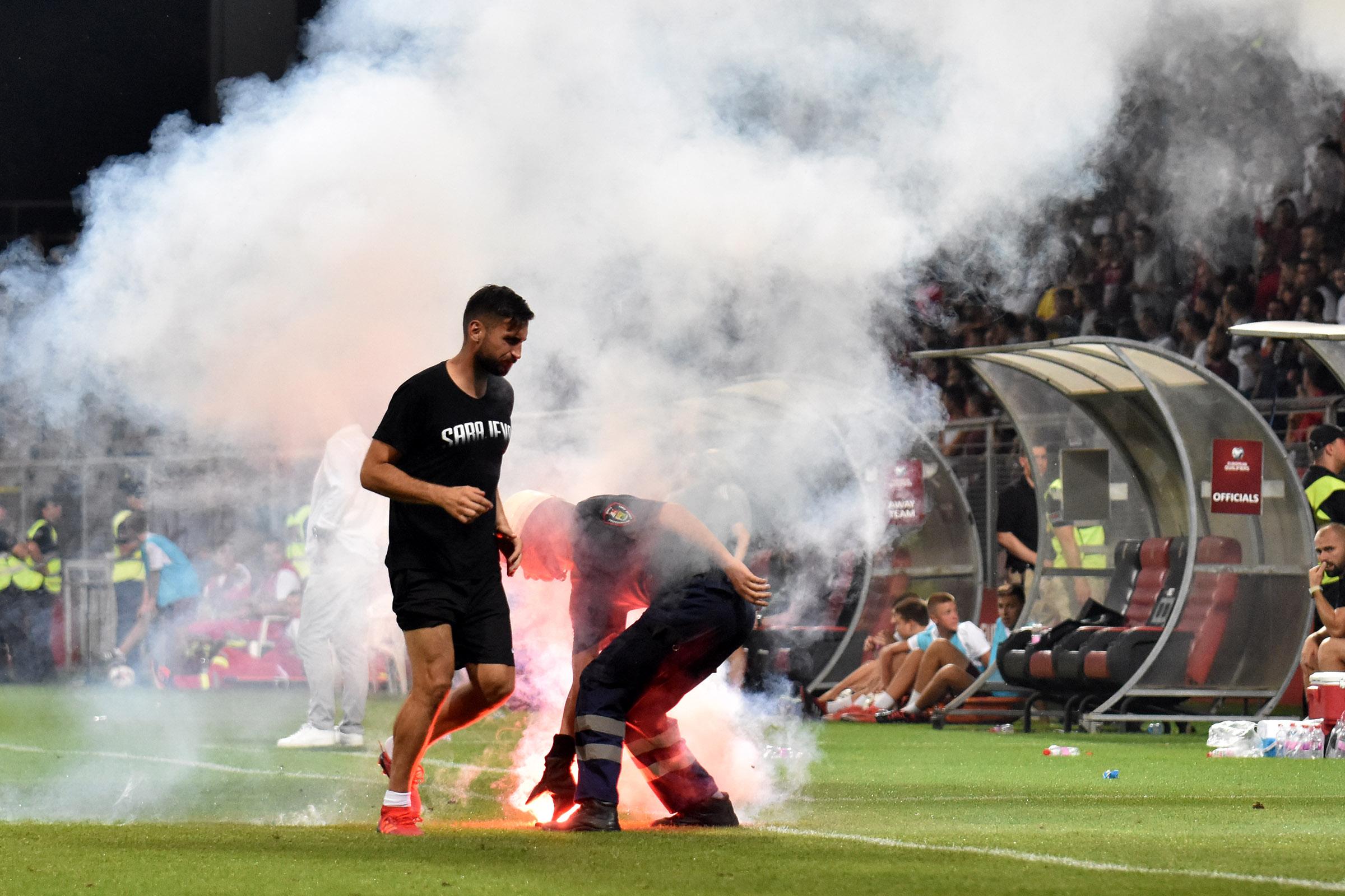 Sarajevo zbog baklji i petardi očekuje žestoka kazna od UEFA-e - Avaz