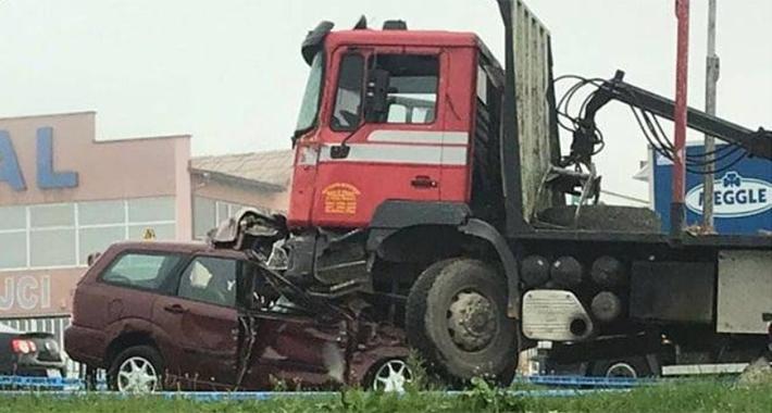 Jedna osoba poginula u sudaru dva kamiona i automobila kod Viteza