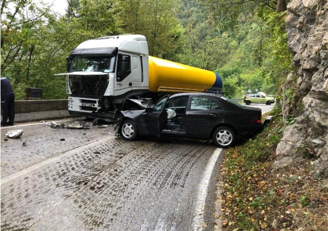 Težak udes na jednom od najopasnijih puteva u BiH: Sudar cisterne i Mercedesa