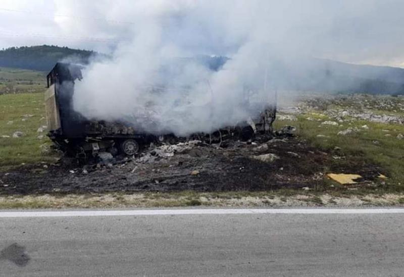 Vatra progutala kamion kod Bosanskog Grahova, vatrogasci nisu odgovarali na poziv?