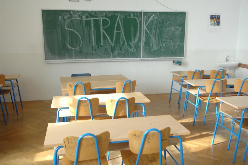 Učitelji i nastavnici u cijeloj Federaciji BiH danas će održati polusatni štrajk upozorenja