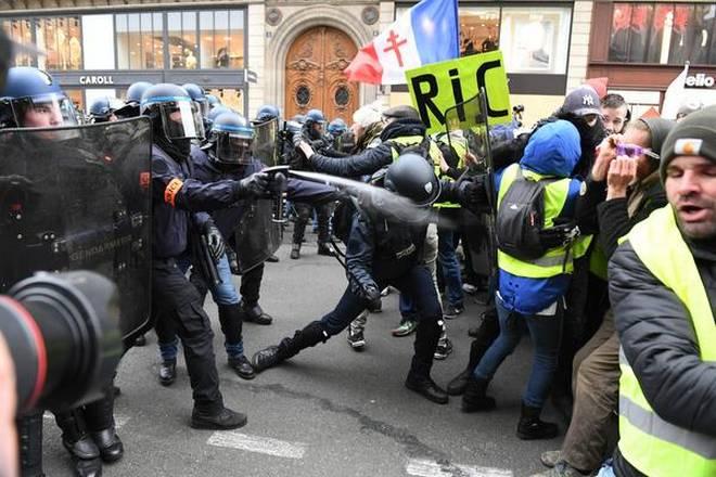 Sukob policije i demonstranata u Nantu - Avaz