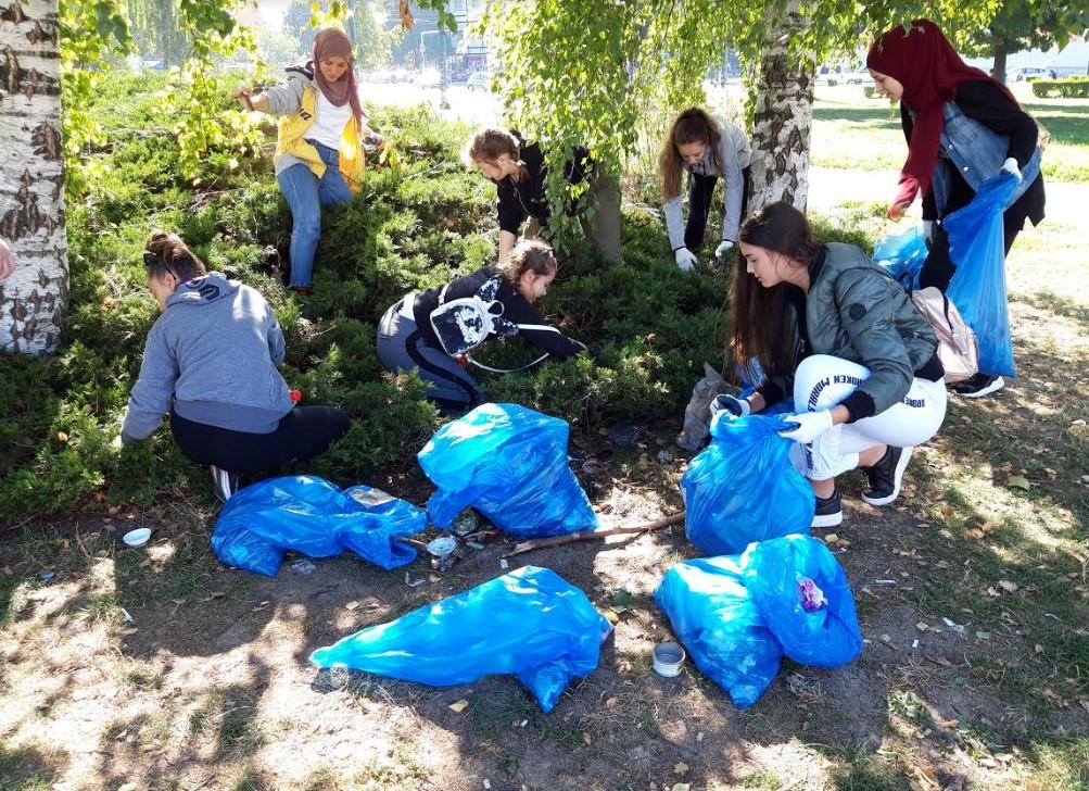 Migranti mirno sjede i gledaju kako 200 mladih kupi smeće za njima