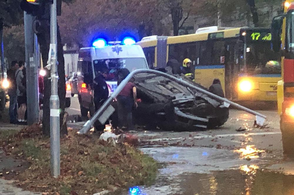 Teška nesreća u Zemunu: Vozilom iščupao semafor, povrijeđene vadili vatrogasci