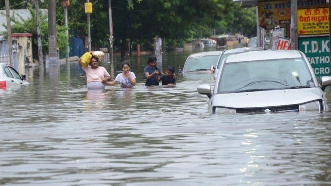 Poplave u Indiji, najmanje 100 poginulih