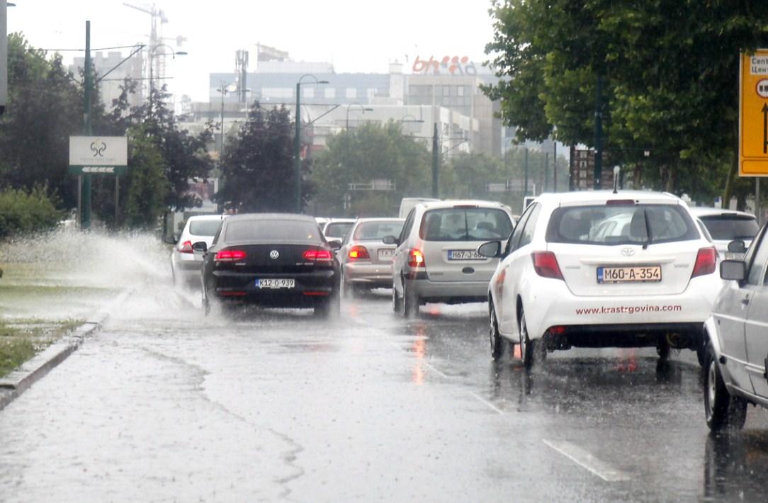 Vozači, oprez: Saobraćaj u BiH se odvija po mokrom kolovozu, povećana opasnost od odrona