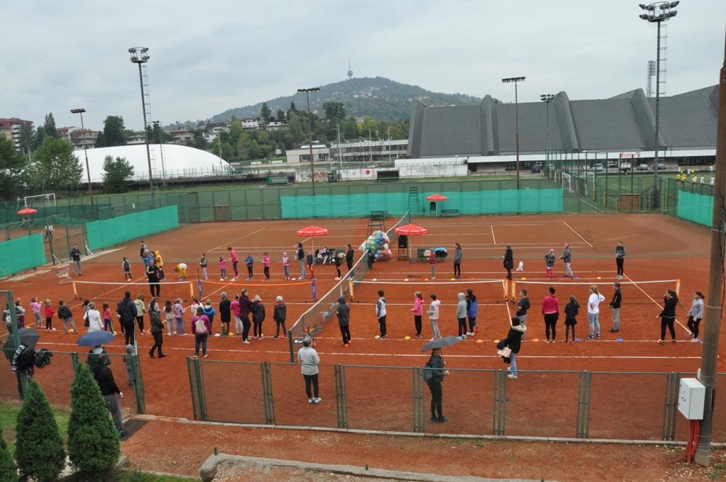 Polaznici škole tenisa sa predstavnicima Općine Centar na "Veselom danu tenisa" - Avaz