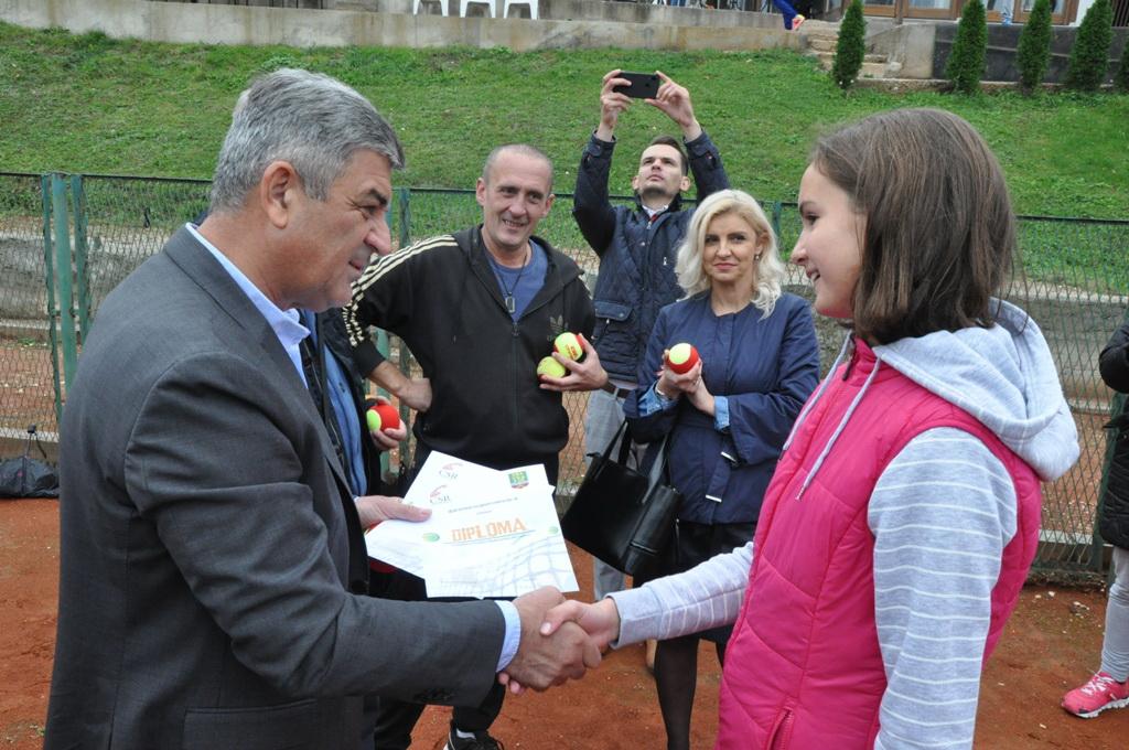 Polaznici škole tenisa sa predstavnicima Općine Centar na "Veselom danu tenisa" - Avaz