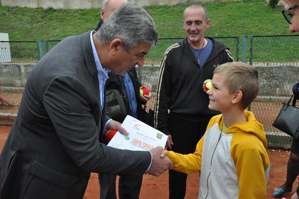 Polaznici škole tenisa sa predstavnicima Općine Centar na "Veselom danu tenisa" - Avaz