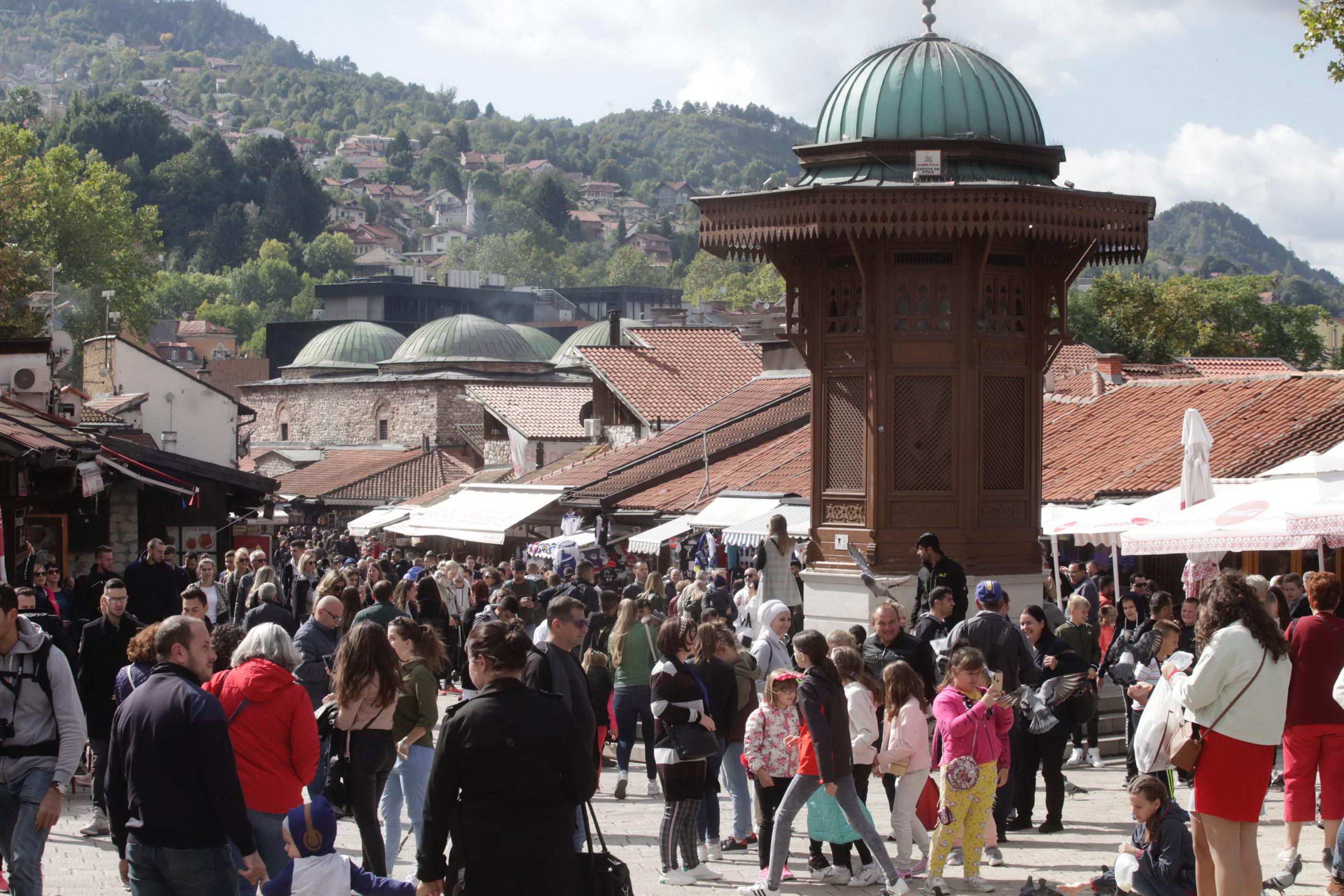 Ugodno nedjeljno vrijeme izmamilo Sarajlije u šetnju: Baščaršija je puna i turista