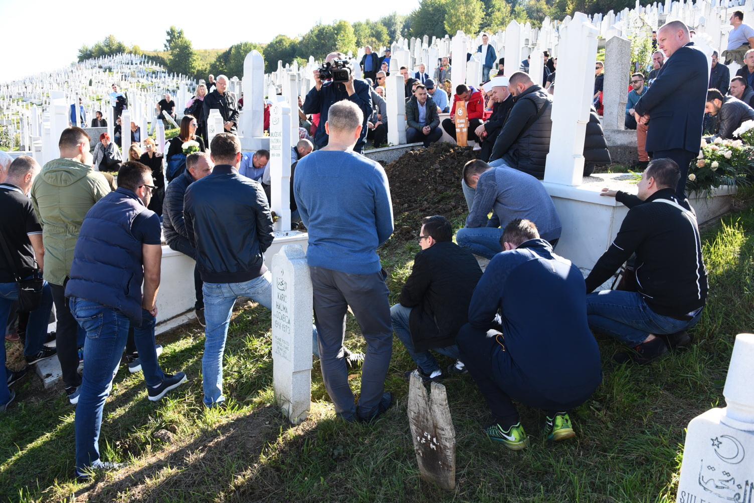 Mnogobrojni članovi porodice i prijatelji nastradalog - Avaz