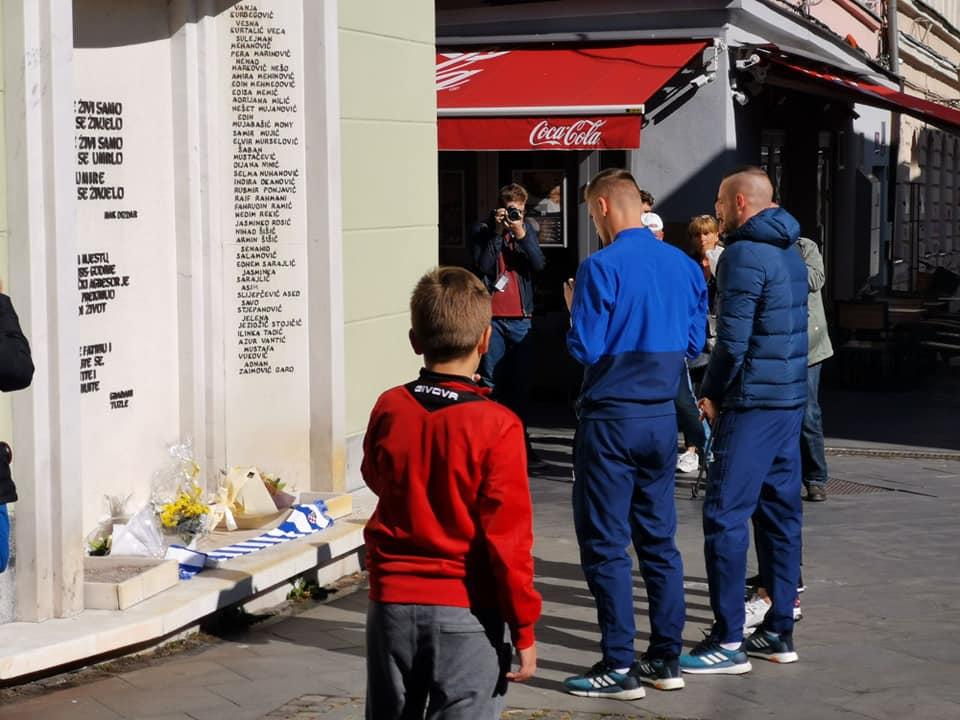 Tuzla: Igrači zagrebačkog Dinama položili cvijeće i odali počast žrtvama masakra na Kapiji - Avaz