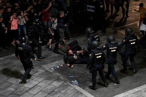 Sukob policije i demonstranata - Avaz