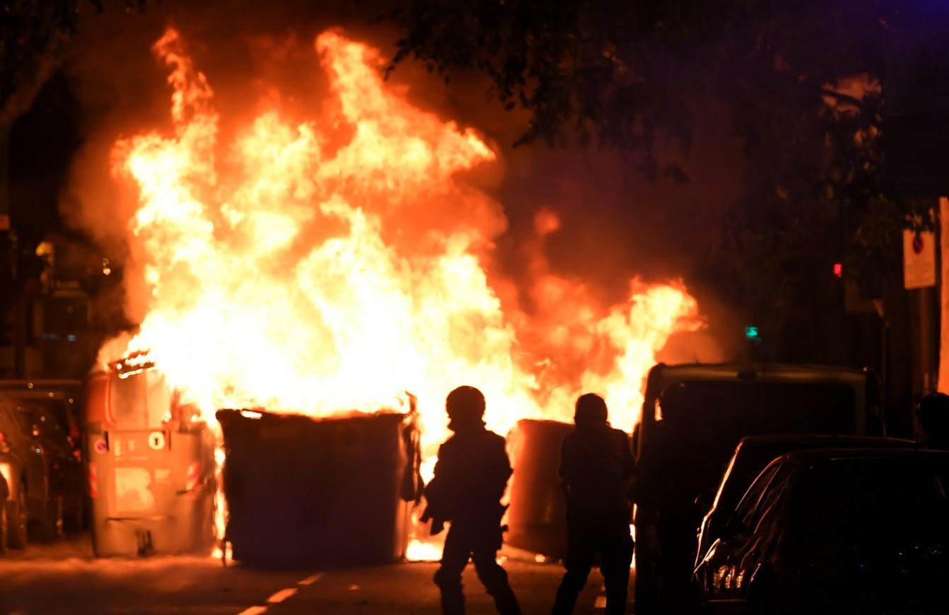 Haos u Barceloni: Novi sukobi demonstranata i policije, zapaljeno nekoliko automobila