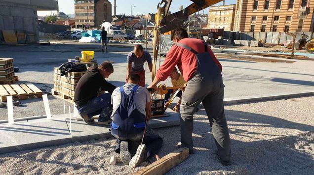 Počelo popločavanje najvećeg trga: Postavljaju se granitne ploče debljine 10 centimetara