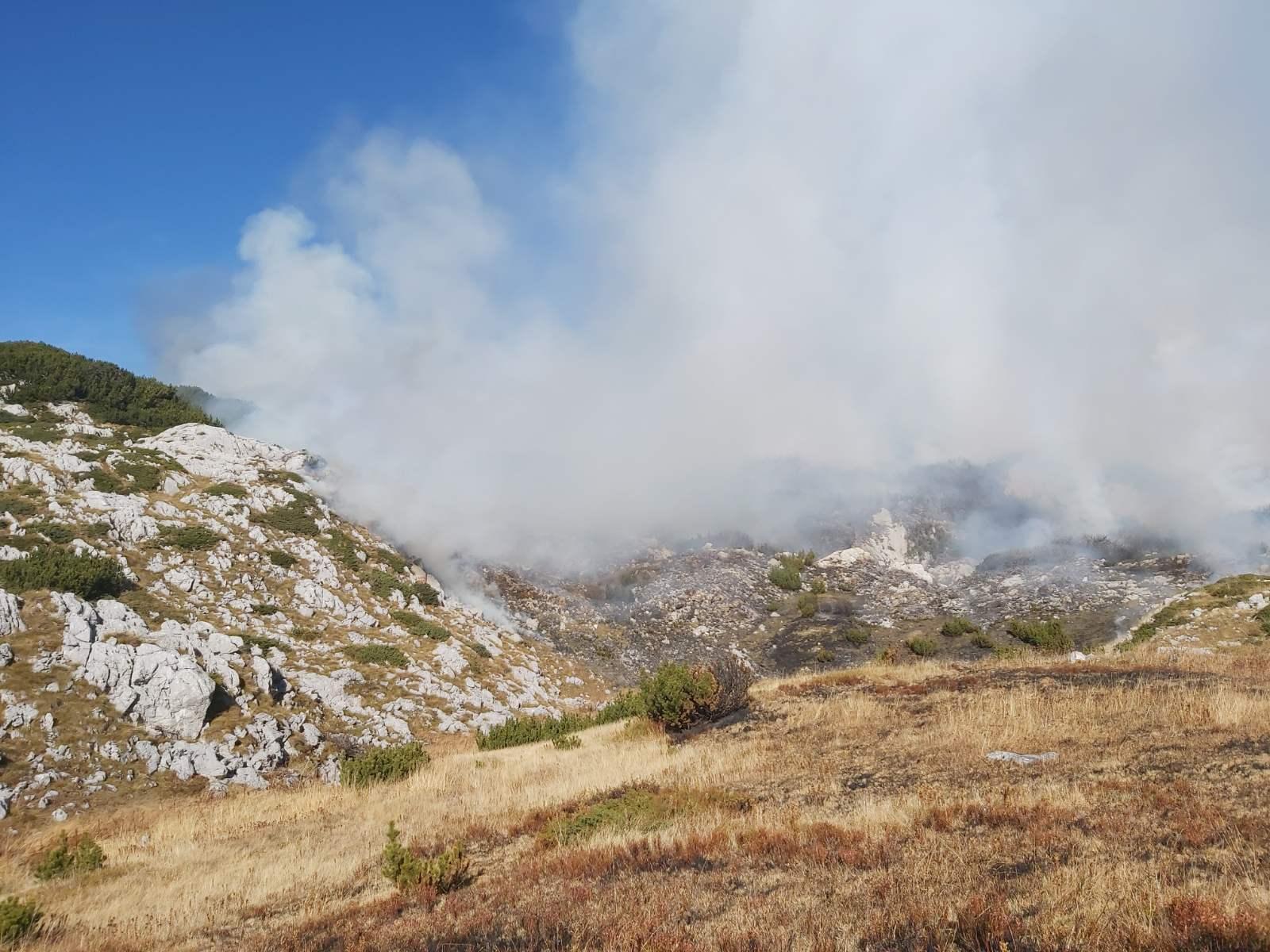 Veliki požar na Treskavici, vatrogasci traže pomoć helikoptera OSBiH