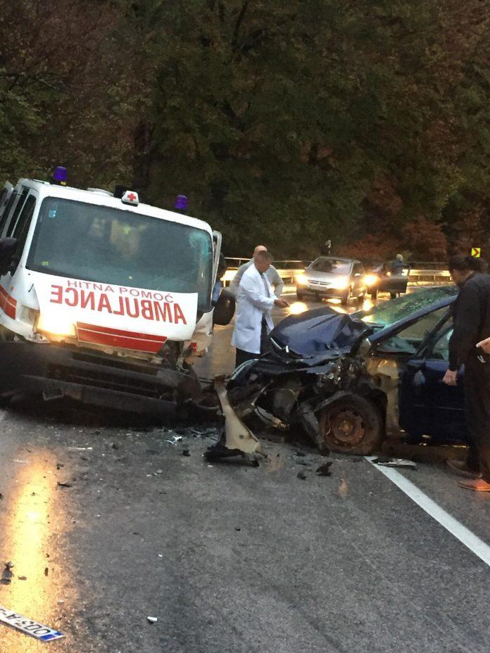 Žestok sudar vozila Hitne pomoć i Citroena, povrijeđena jedna osoba