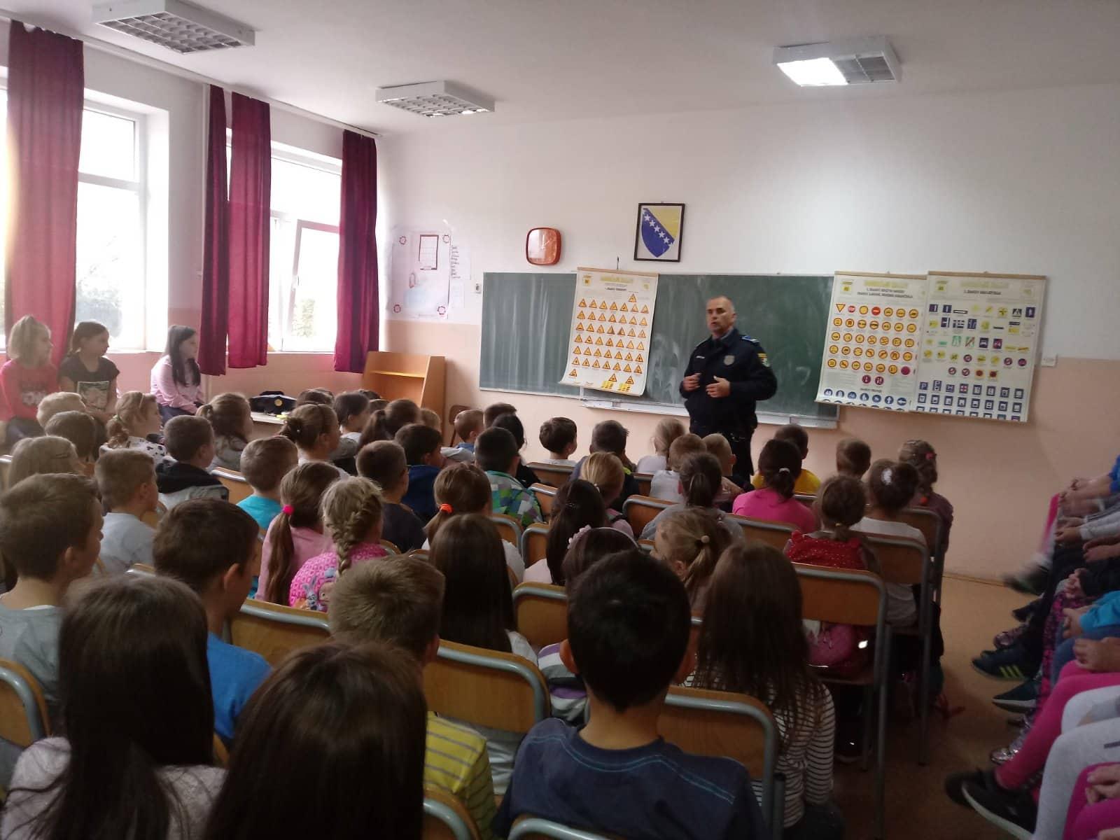 Policajci učili osnovce kako da se zaštite i budu sigurni u zajednici u kojoj žive