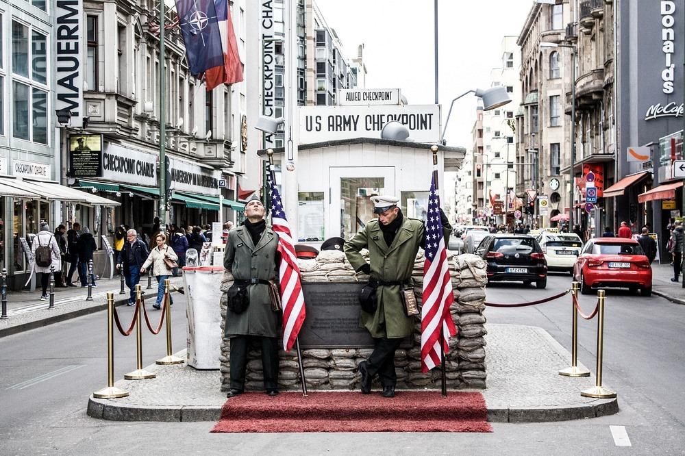 Berlinski zid ostaje bez vojnika: Njemačka vlast zabranila američke uniforme