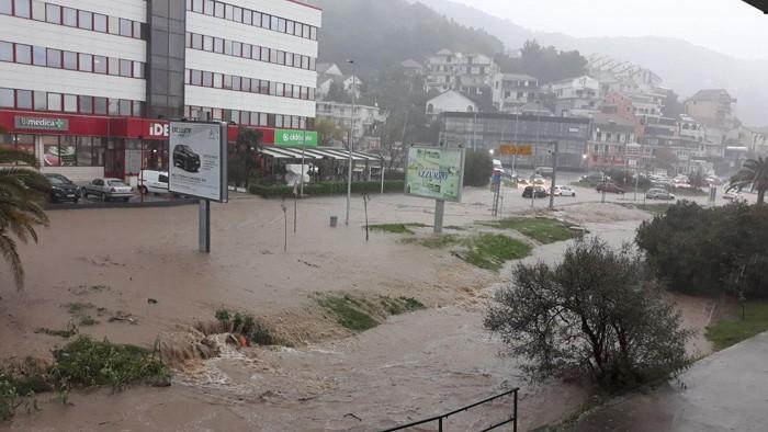 Jako nevrijeme pogodilo Crnu Goru, poplavljene kuće, putevi pod vodom