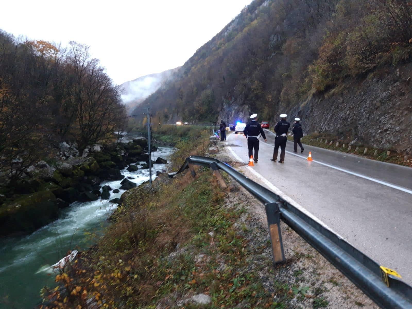 Pogledajte video: Kamion s radnicima sletio u Vrbas u kanjonu Tijesno, dvojica poginula