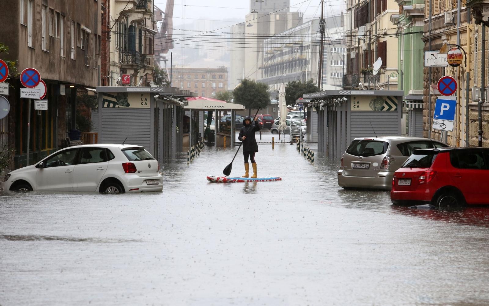 Rijeka: Poplavio centar grada, neki su kroz grad krenuli s daskom za veslanje - Avaz