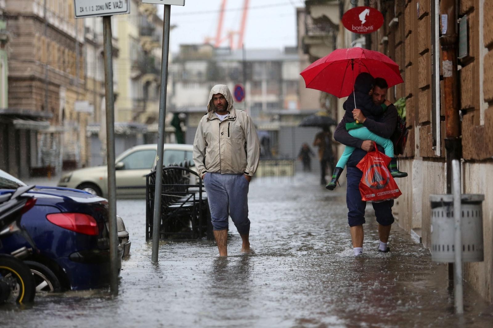 Rijeka: Poplavio centar grada, neki su kroz grad krenuli s daskom za veslanje - Avaz