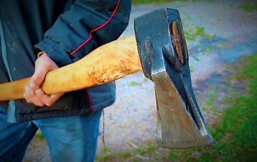 Krvavi napad: Sjekirom gađao komšiju nakon svađe