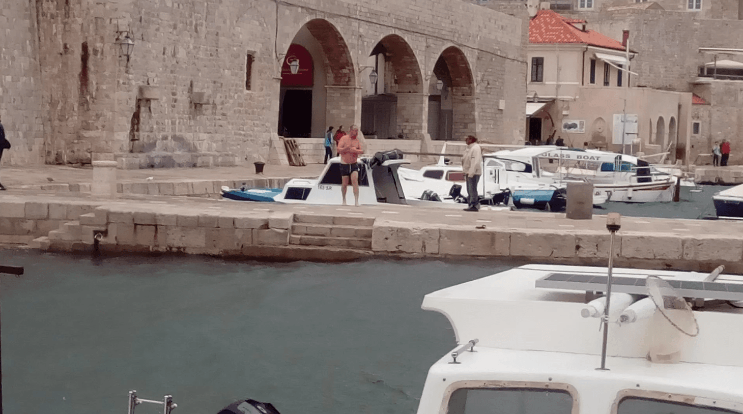 Epska glupost: Turista se okupao u Dubrovniku usred olujnog juga i nije mogao vani