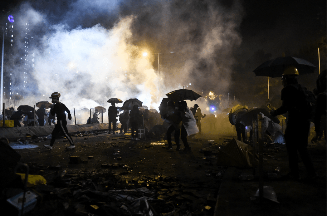 Na glavnom putu u blizini Politehničkog Univerziteta Hong Kong demonstranti su postavili barikade - Avaz