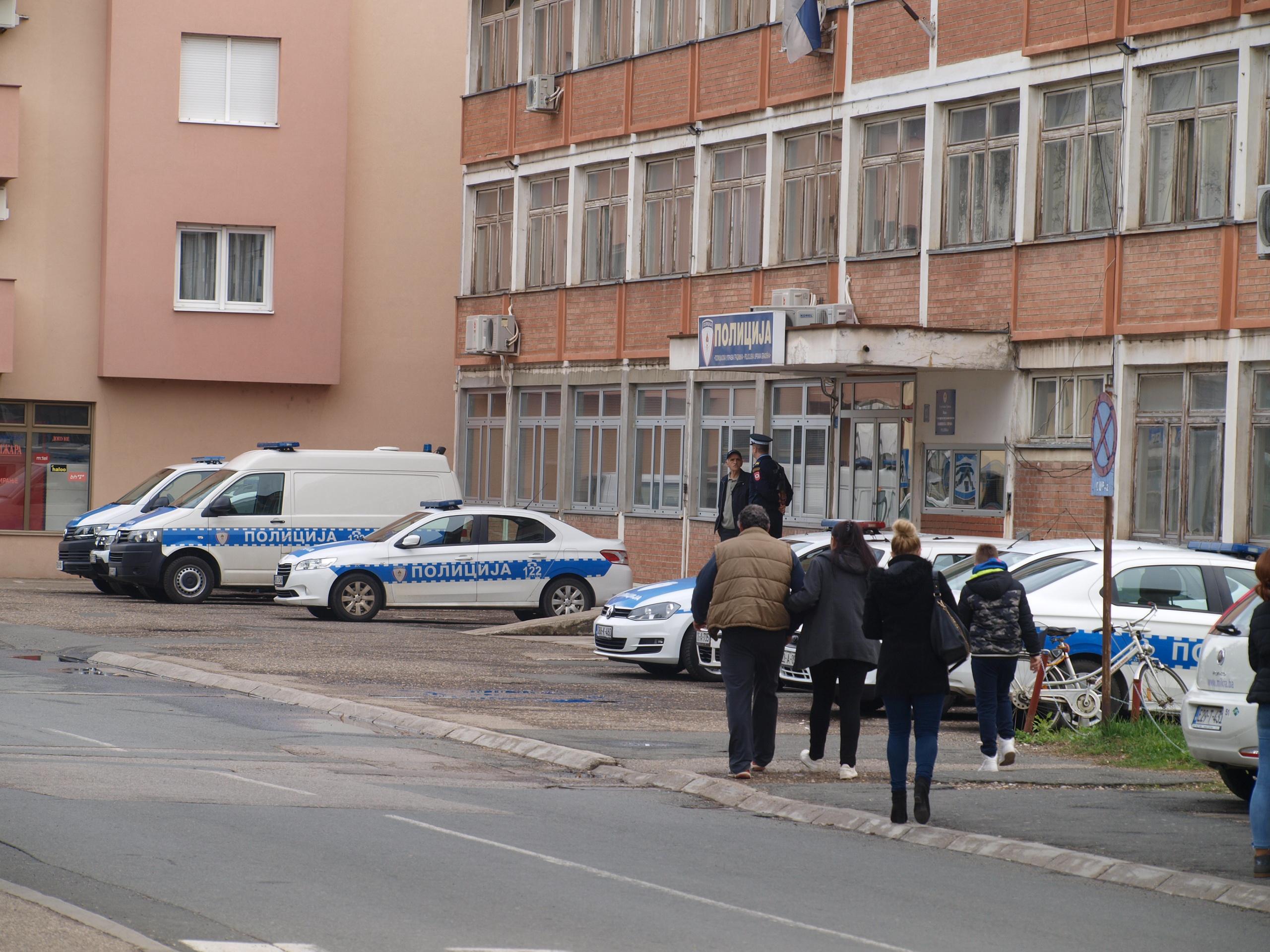 Šamarao i proganjao maloljetnu djevojku, pokušao pobjeći iz stanice, pa napao policajca