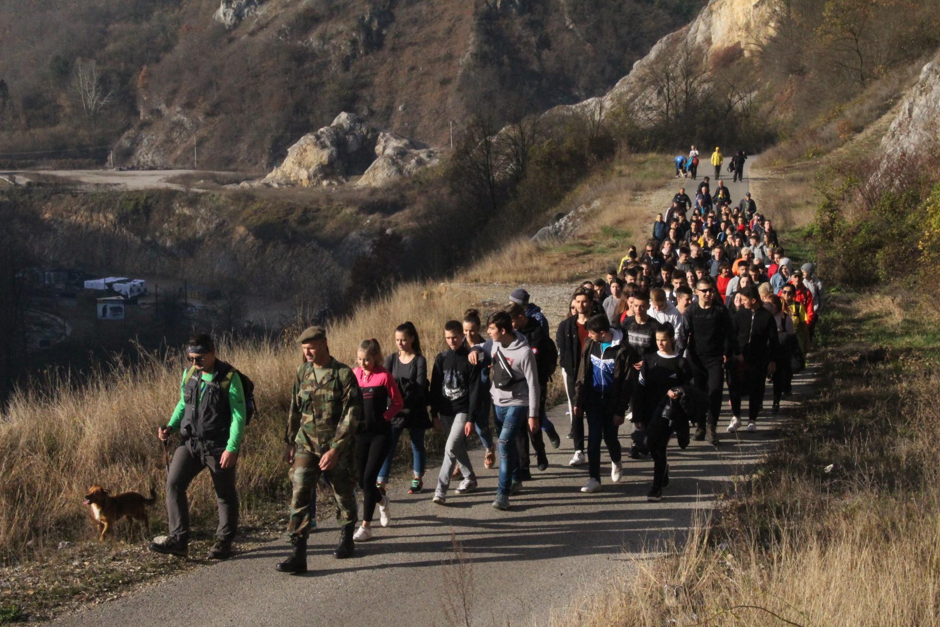 Dvije stotine Gračanlija krenulo putem Gračanica - Čozalovo Brdo, Babići - Sijedi krš - Vis - Avaz